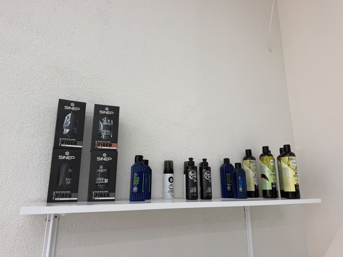 Saç bakım ürünleri rafı